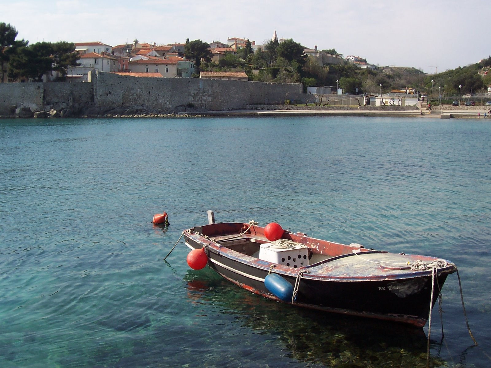 Лодка в Крк, Хорватия – фотографии Хорватии
