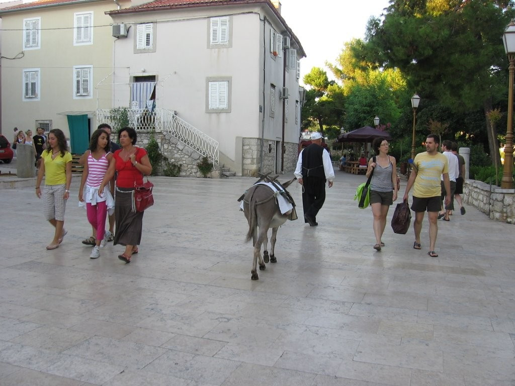 Туристы на площади в Крк, Хорватия. Фото 1 – фотографии Хорватии