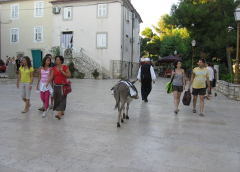 Туристы на площади в Крк, Хорватия. Фото 1 – фотографии Хорватии