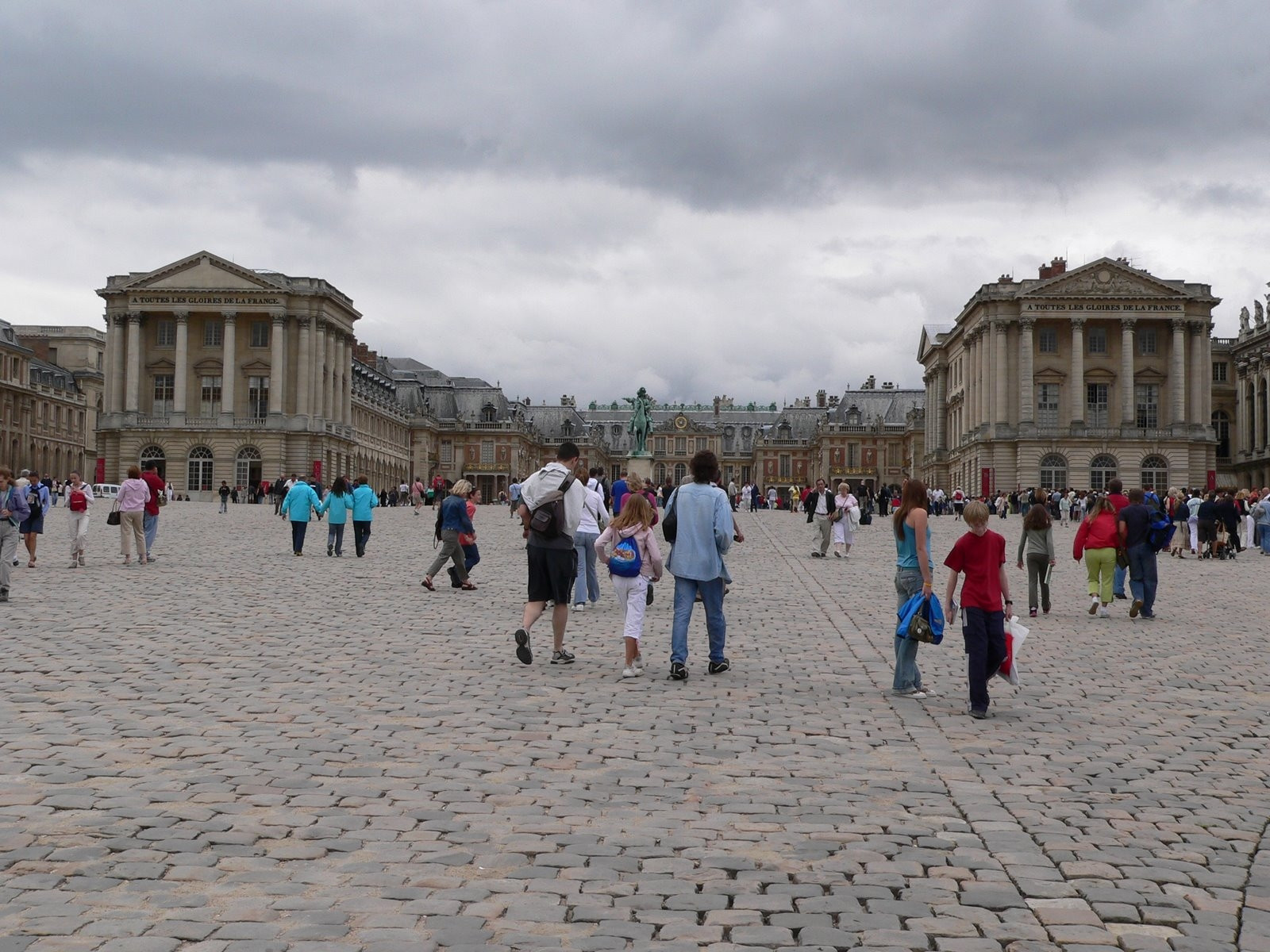 Люди на площади в Версале, Франция. Фото 4 – фотографии Франции