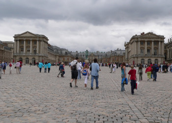 Люди на площади в Версале, Франция. Фото 4 – фотографии Франции