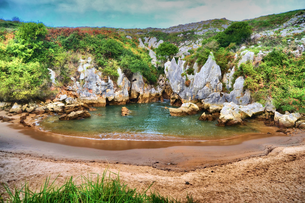 Плайя де Гульпиюри (Playa de Gulpiyuri), Княжествое Астурия, Испания – фотографии Испании