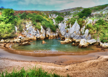 Плайя де Гульпиюри (Playa de Gulpiyuri), Княжествое Астурия, Испания – фотографии Испании