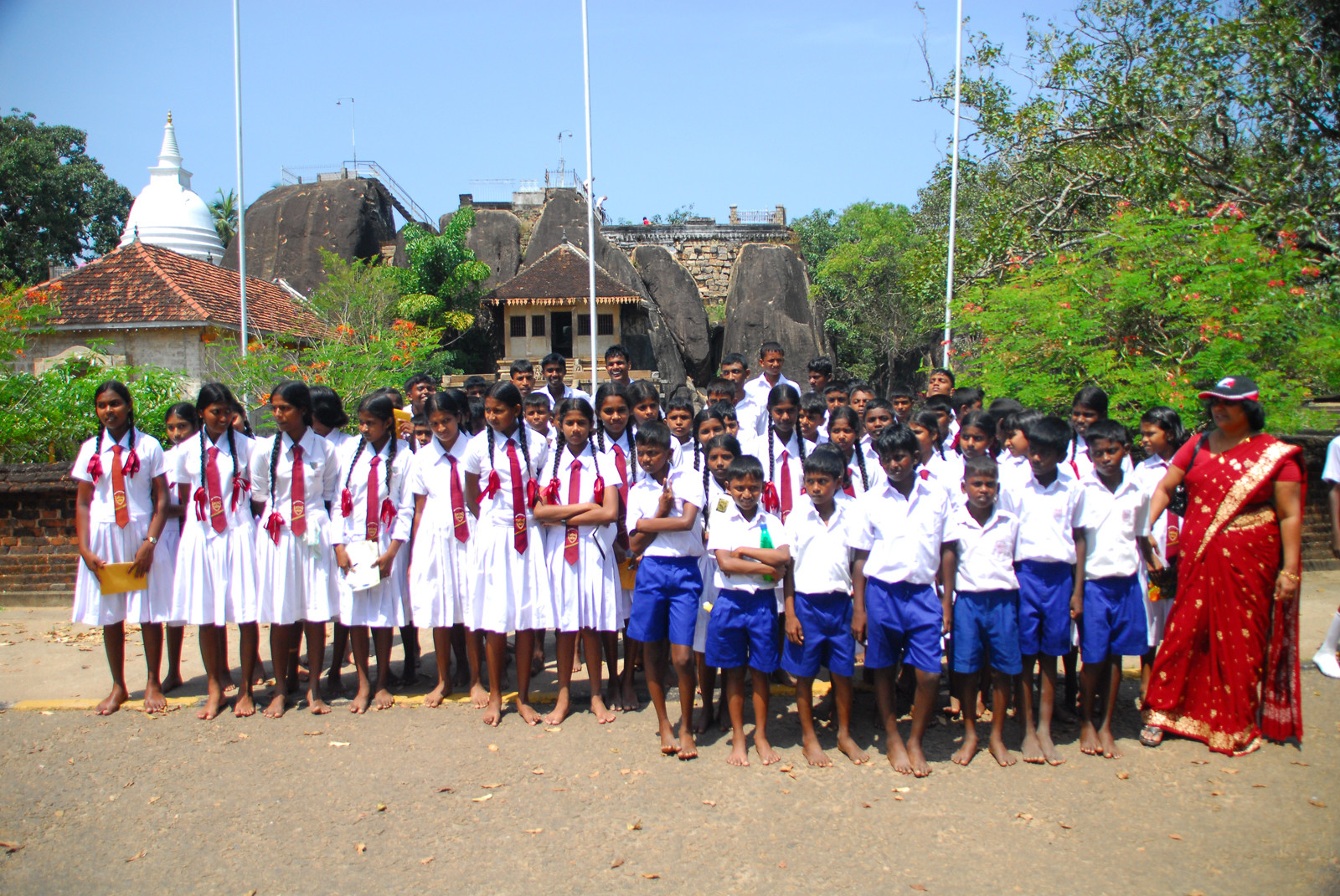 Школьники в Анурадхапуре – фотографии Шри-Ланки