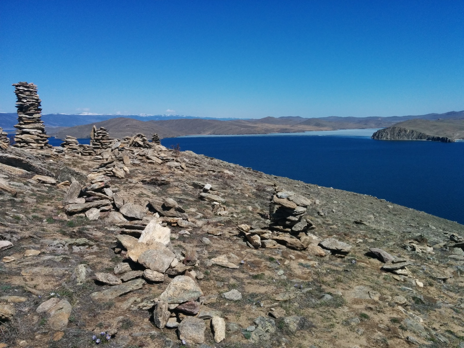 Справа вдали - остров Ольхон. Вид с горы в районе Сахюрты – фотографии России