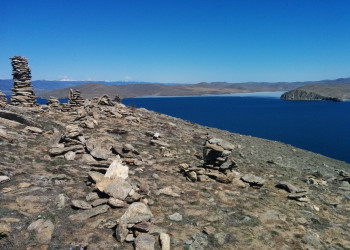 Справа вдали - остров Ольхон. Вид с горы в районе Сахюрты – фотографии России