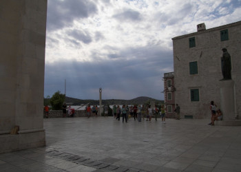 Туристы в Шибеник, Хорватия – фотографии Хорватии