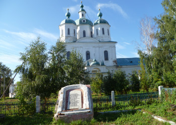 Могила у Спасского собора в Елабуге – фотографии России