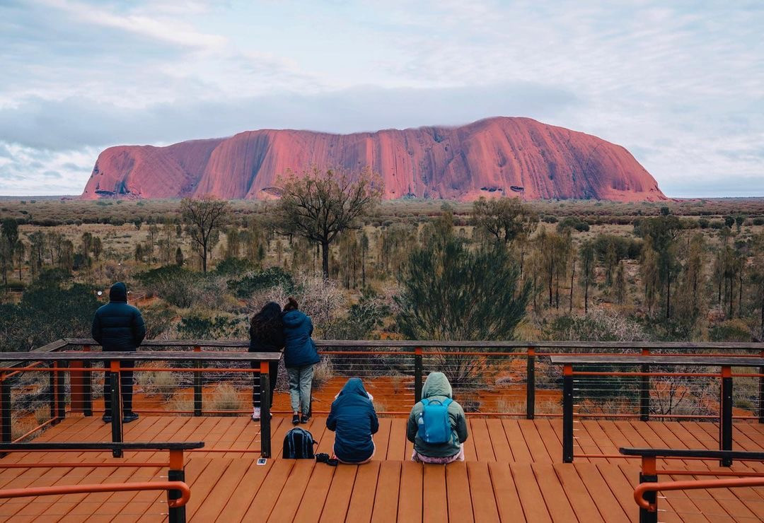 Туристы смотрят на гору Улуру – фотографии Австралии