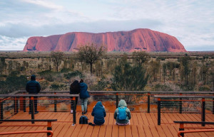 Туристы смотрят на гору Улуру – фотографии Австралии