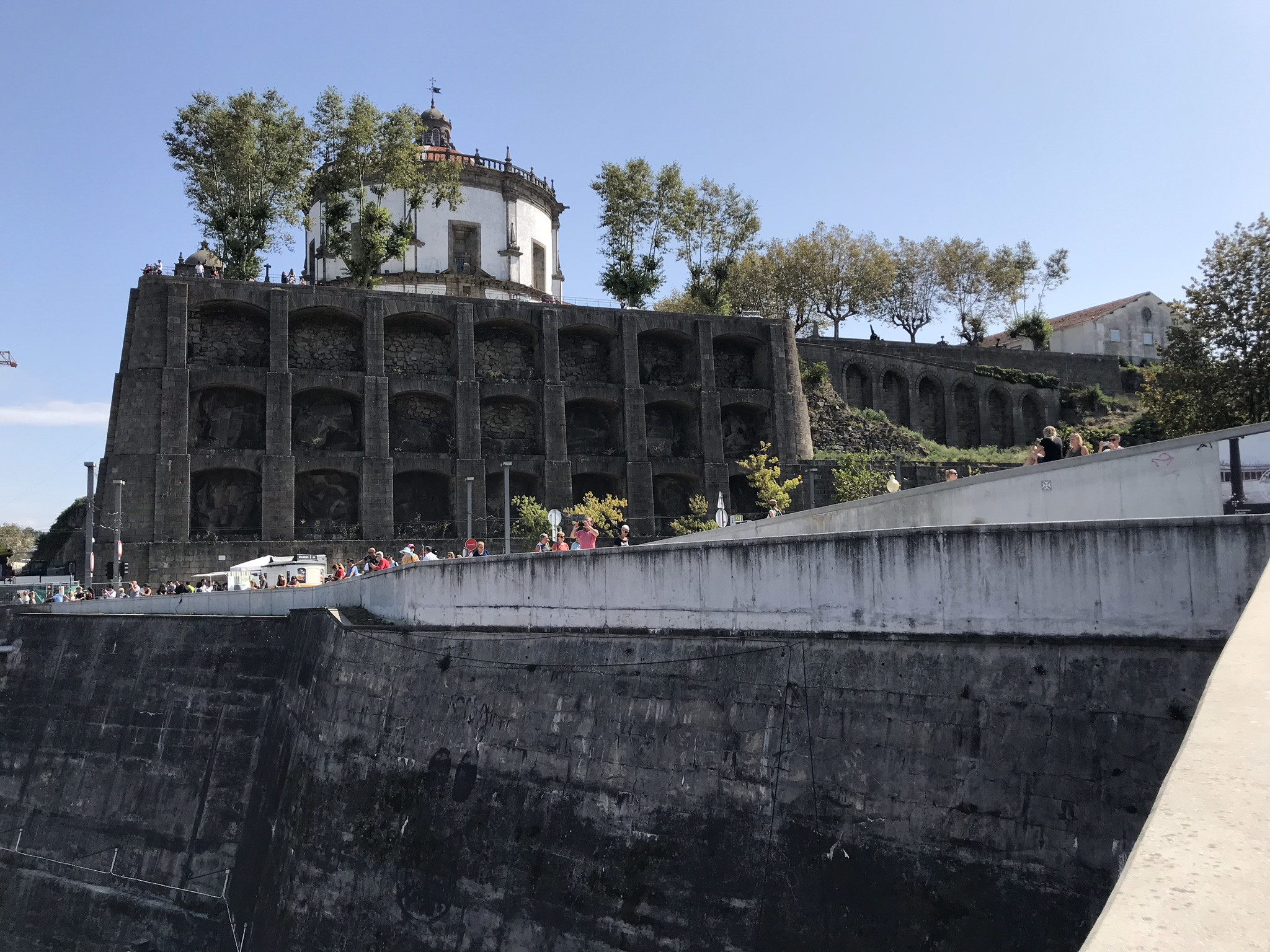Вид со смотровой на монастырь Mosteiro da Serra do Pilar, Порту – фотографии Португалии