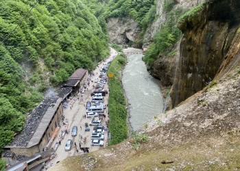 Большой Чегемский водопад в Кабардино-Балкарии и речка, вид со смотровой – фотографии России