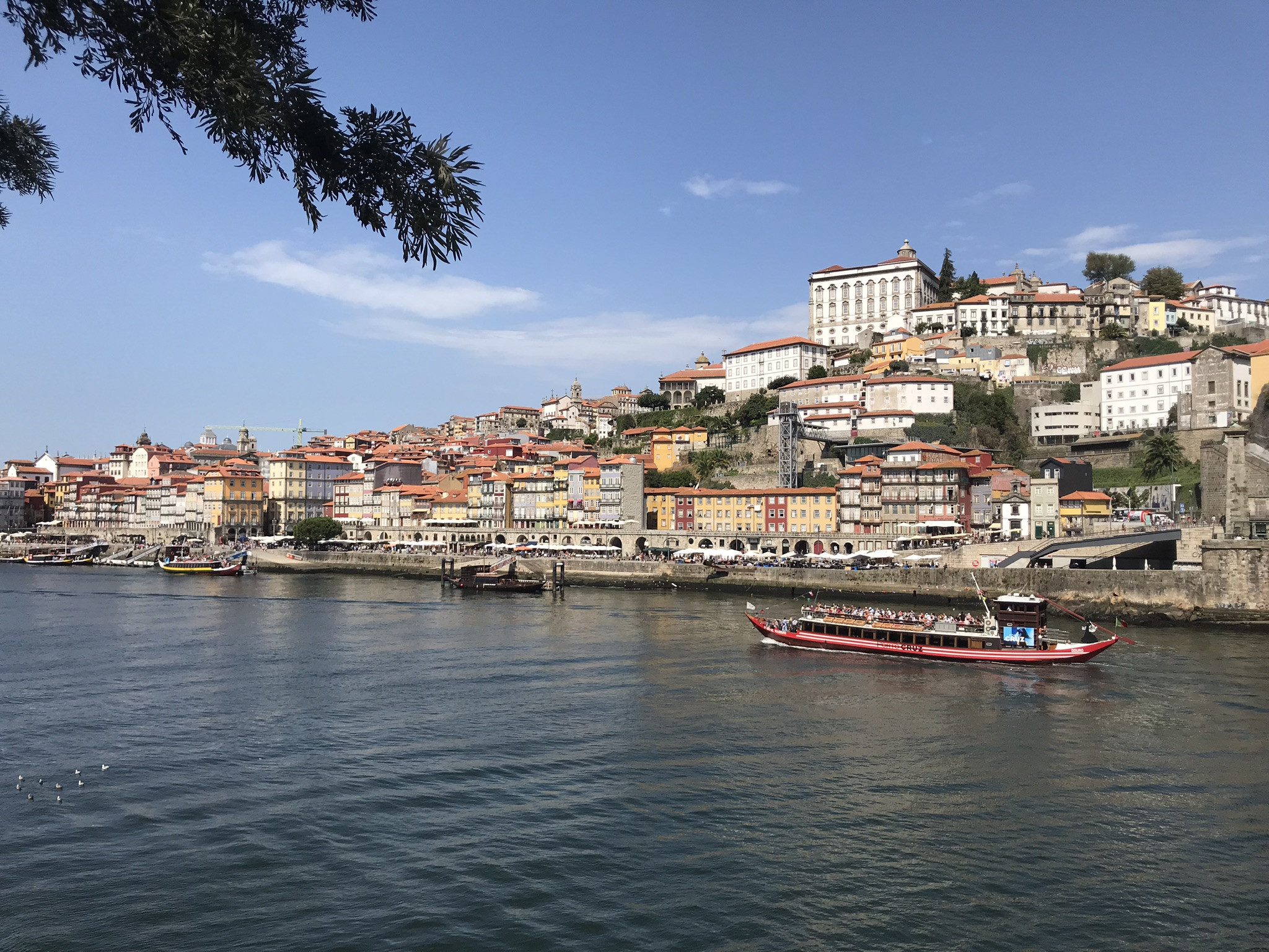 Вид на старую часть города Порту с противоположного берега – фотографии Португалии