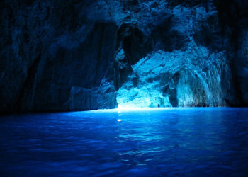 Голубой грот популярен благодаря яркому свету, который освещает пещеру в определённое время суток – фотографии Хорватии