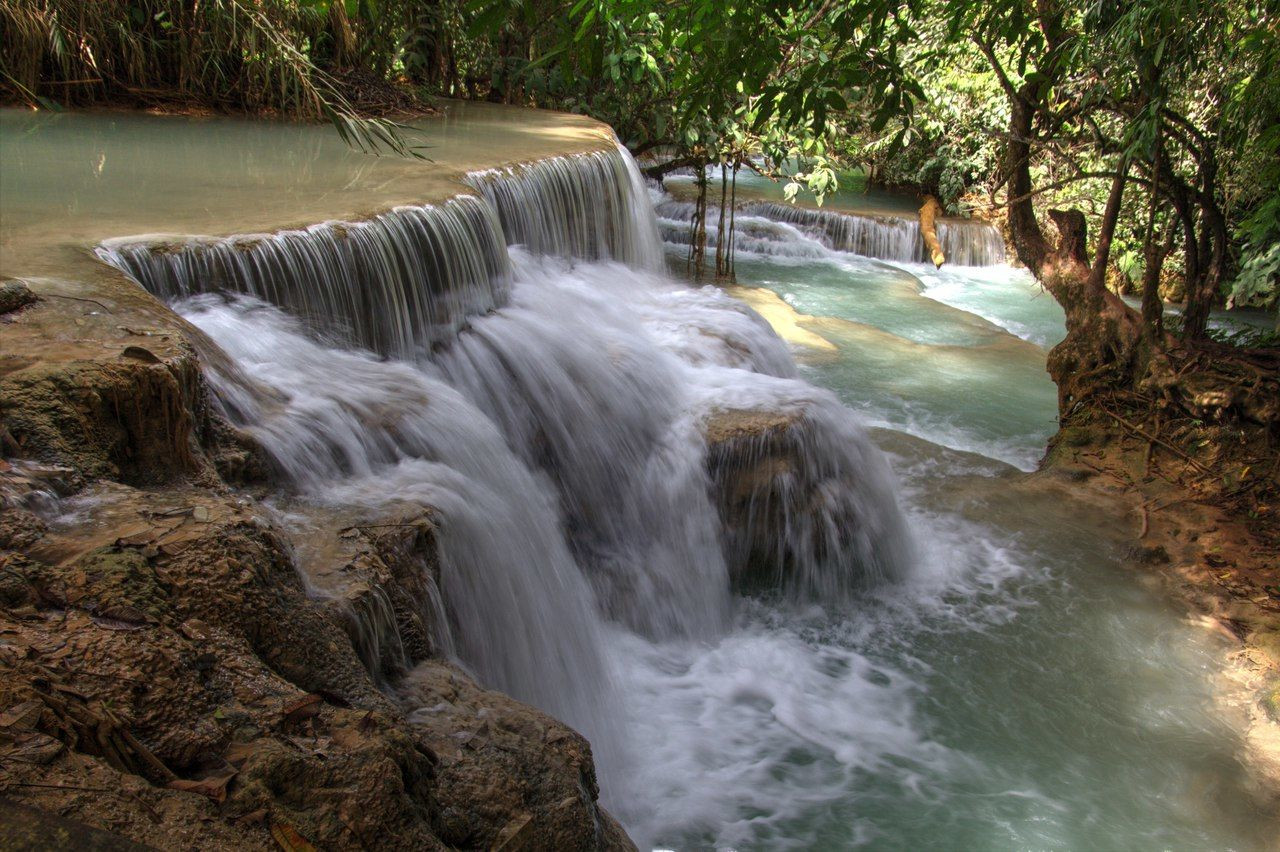 Бурлящая вода. Водопад Куанг Си. Лаос – фотографии Лаоса