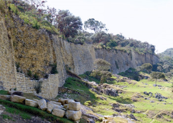 Стены крепости доколумбовой культуры Чачапойя – фотографии Перу