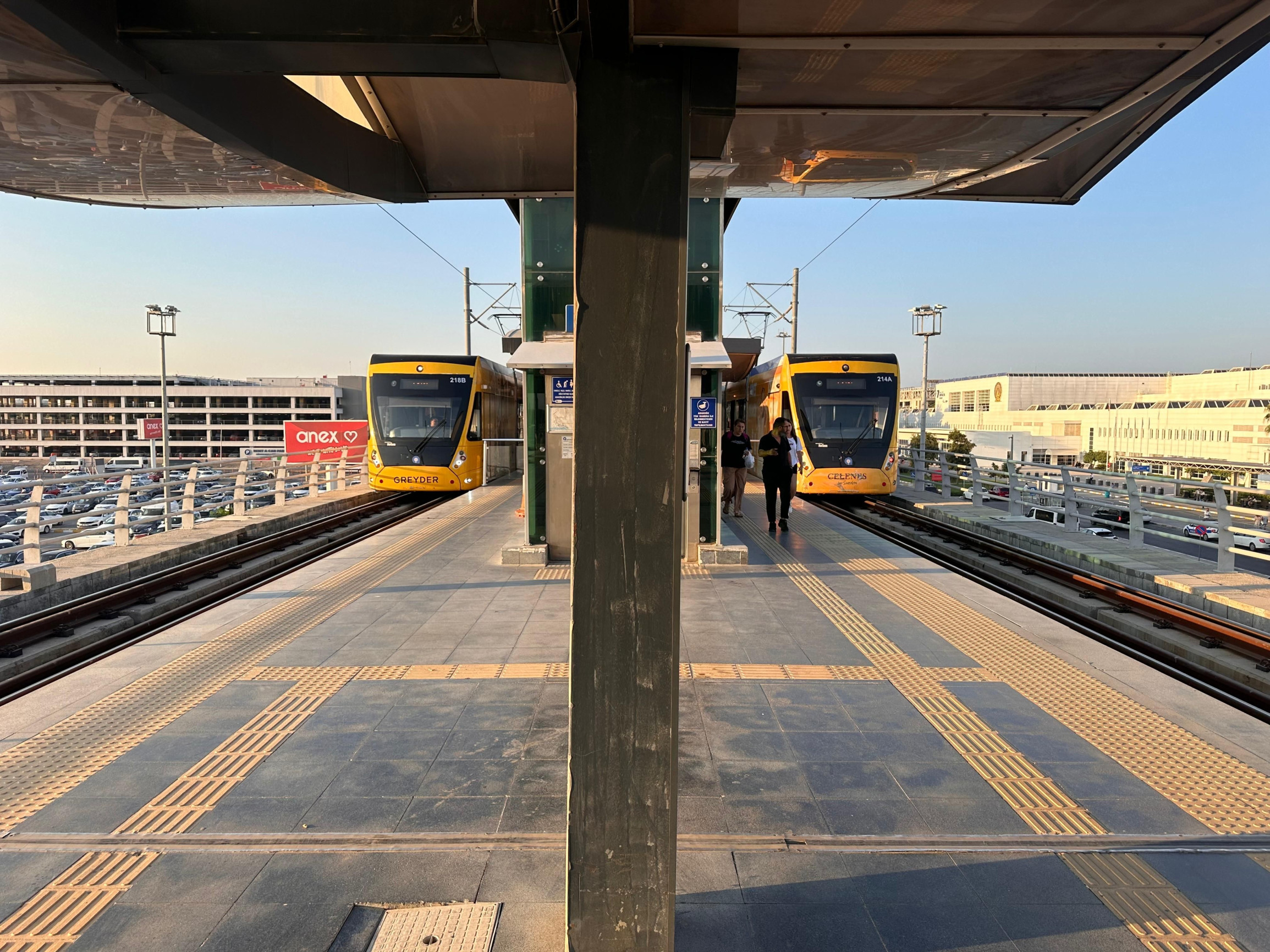 Трамвайная остановка напротив Терминала 1 в Анталье – фотографии Турции