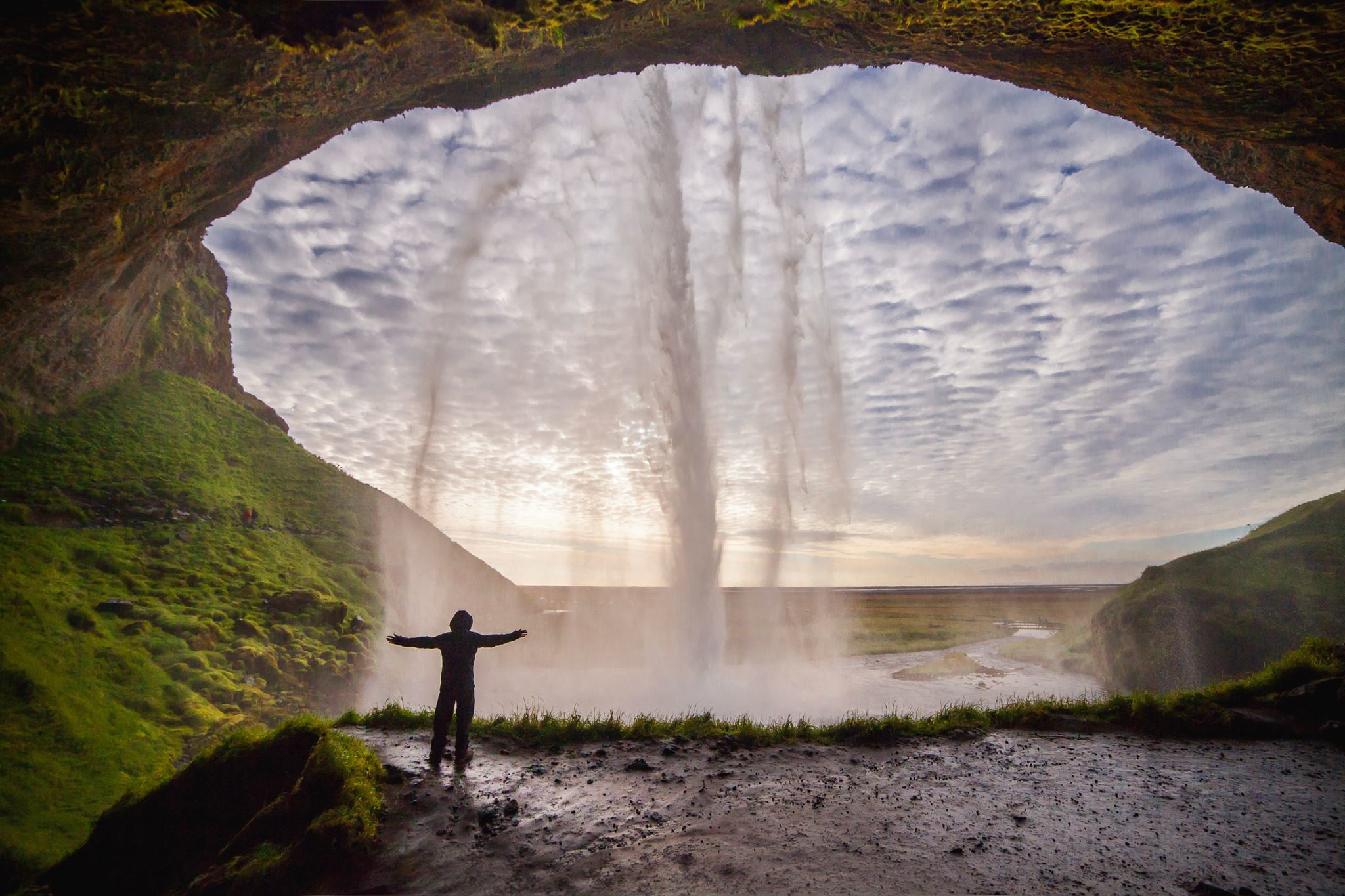 Живописный водопад Сельяландсфосс (Seljalandsfoss), Исландия – фотографии Исландии
