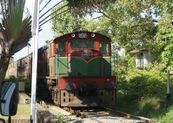 Поезд в Бентоте. Шри-Ланка – фотографии Шри-Ланки