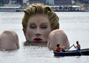 Скульптура блондинки в озере Бинненальстер – фотографии Германии