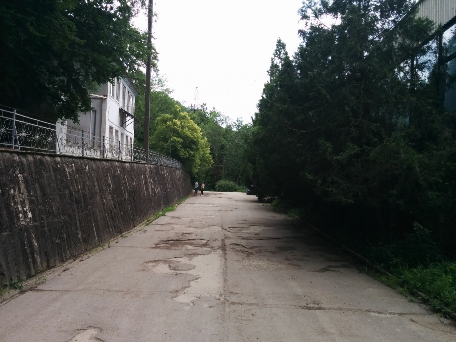 Слева здание Администрации с бесплатным WI FI – фотографии России