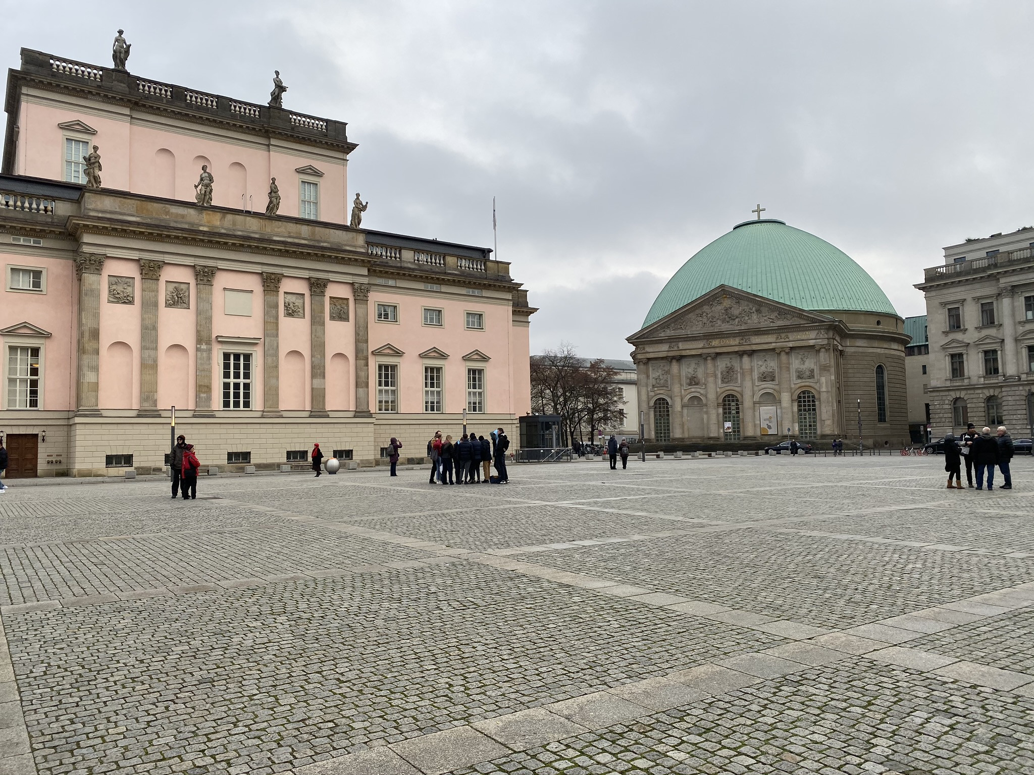 Площадь Бебельплац и Собор Святой Ядвиги в Берлине – фотографии Германии