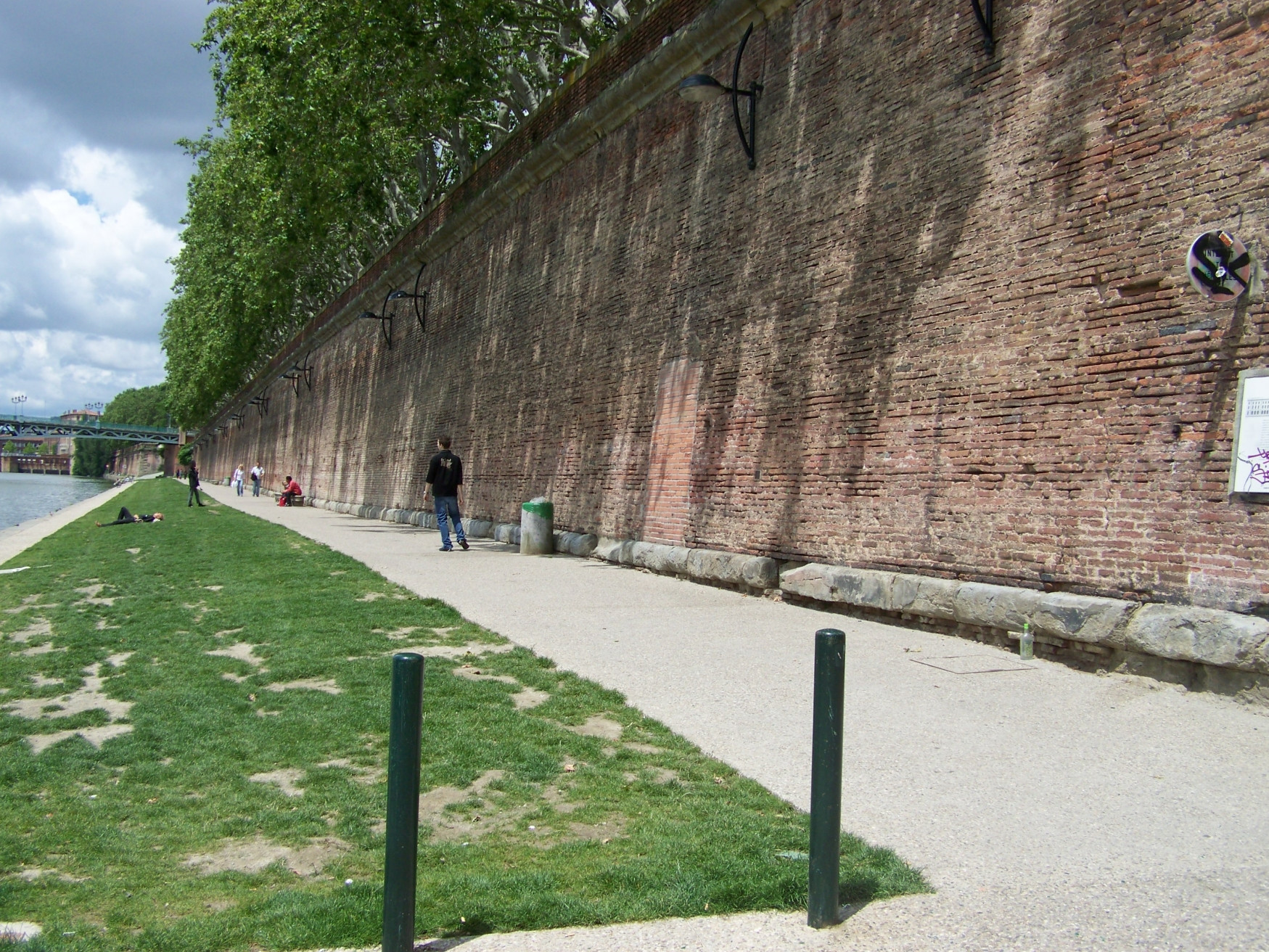 Набережная в Тулузе, Франция – фотографии Франции