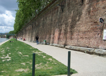 Набережная в Тулузе, Франция – фотографии Франции