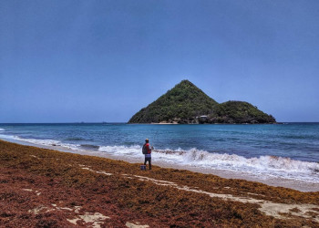 Гренада, пляж Levera Beach, рыбак и вид на остров – фотографии Гренады