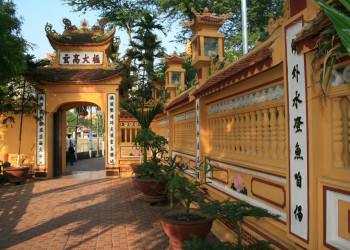 Пагода Чан Куок на Западном озере в Ханое – фотографии Вьетнама