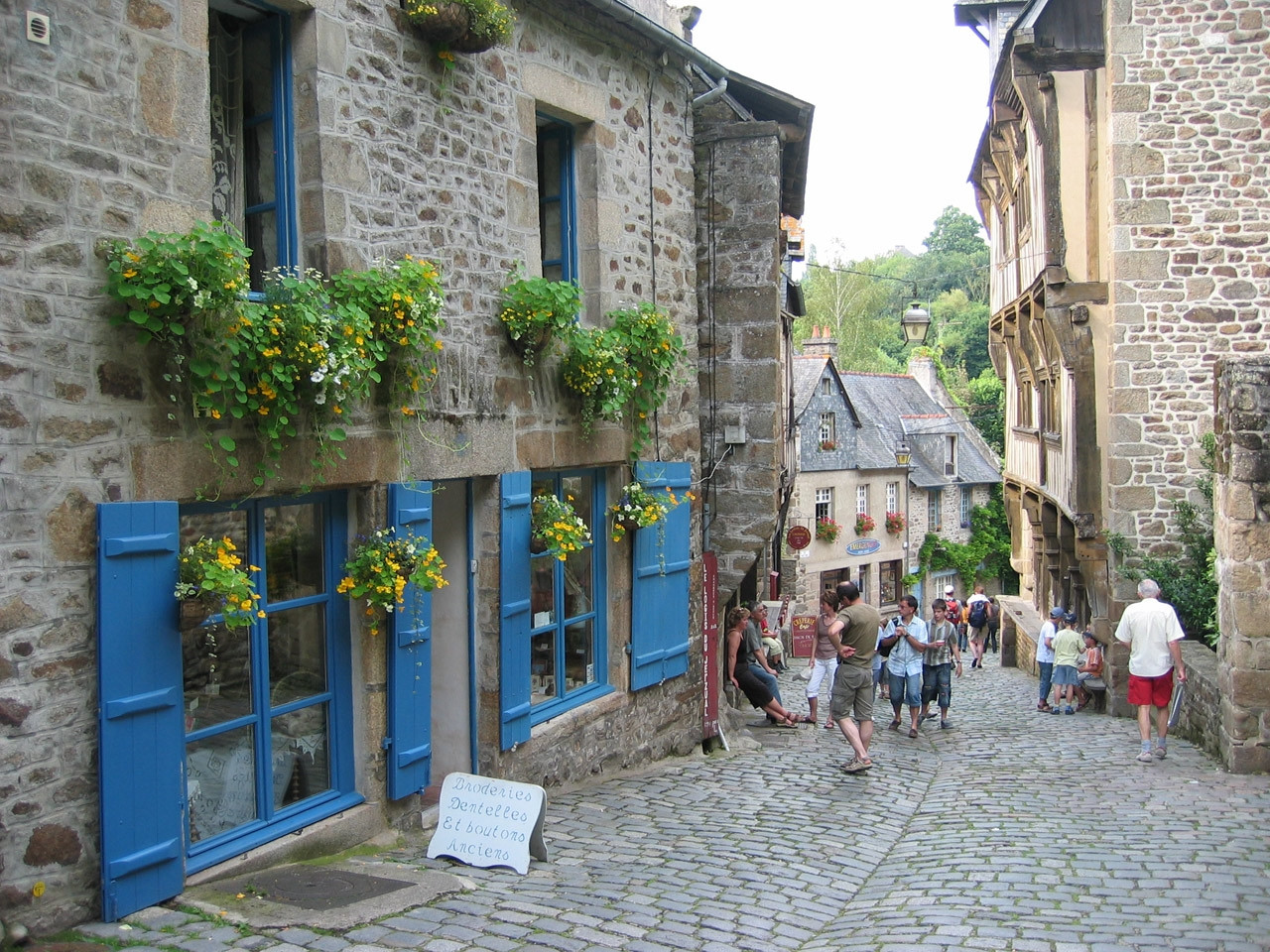Туристы в Динане, Франция – фотографии Франции