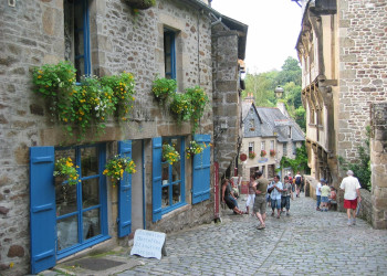 Туристы в Динане, Франция – фотографии Франции