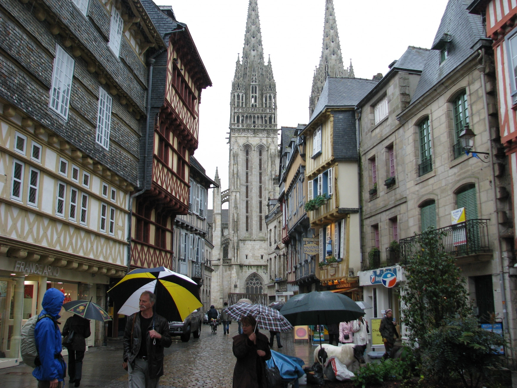 Дождь в Кемпере, Франция – фотографии Франции