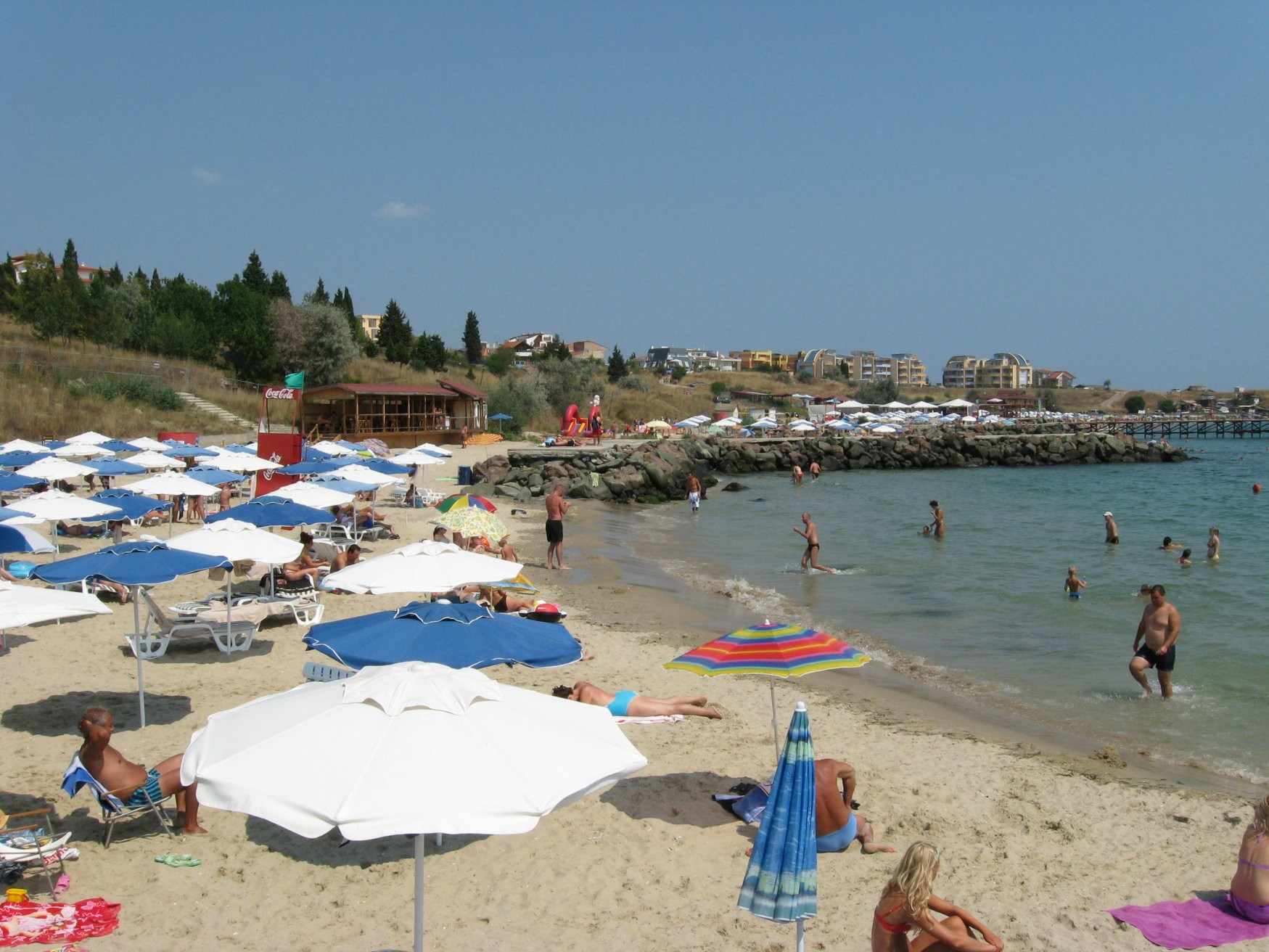 Люди на пляже в Равде, Болгария – фотографии Болгарии