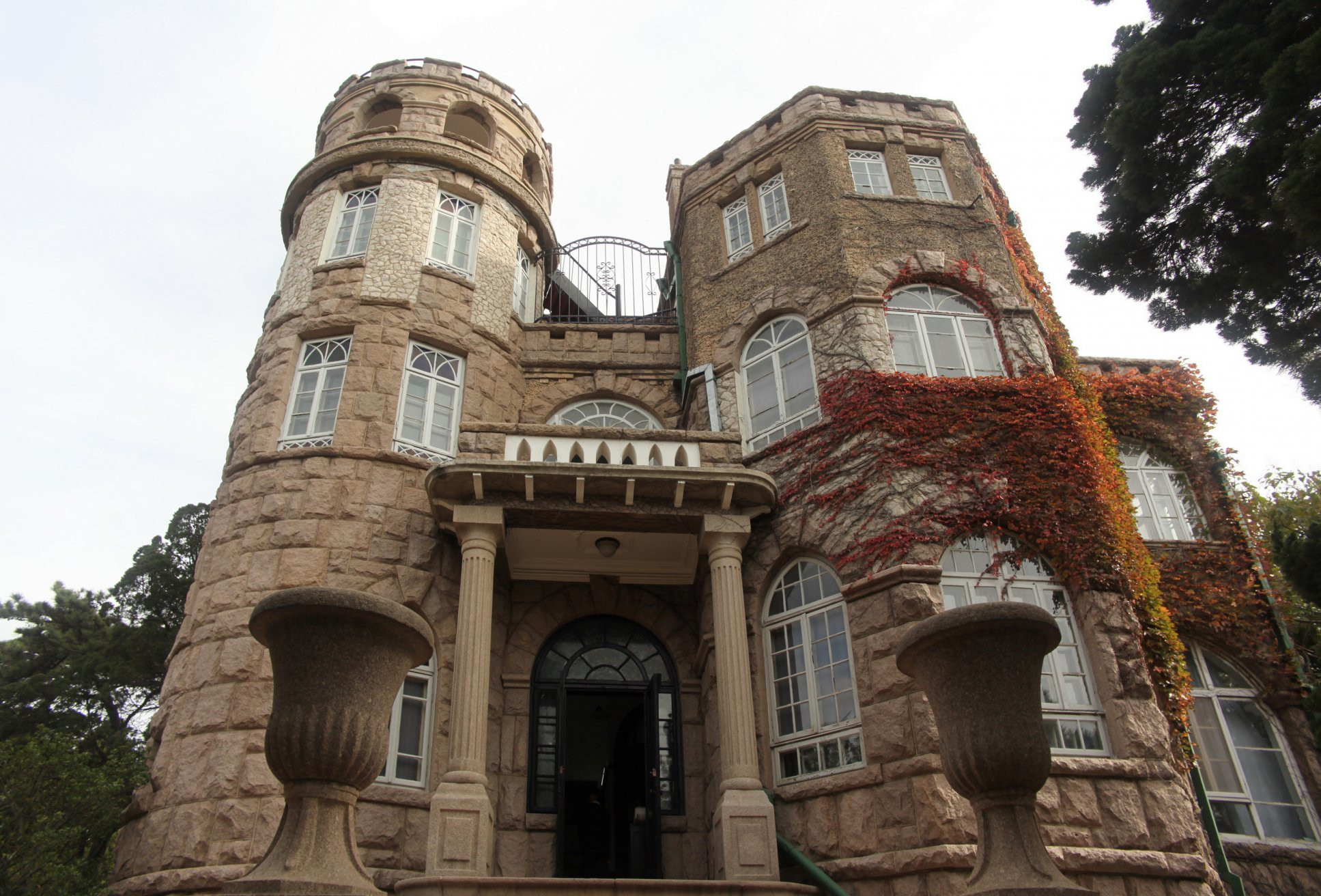 Здание в квартале Бадагуань (Ba Da Guan) – фотографии Китая