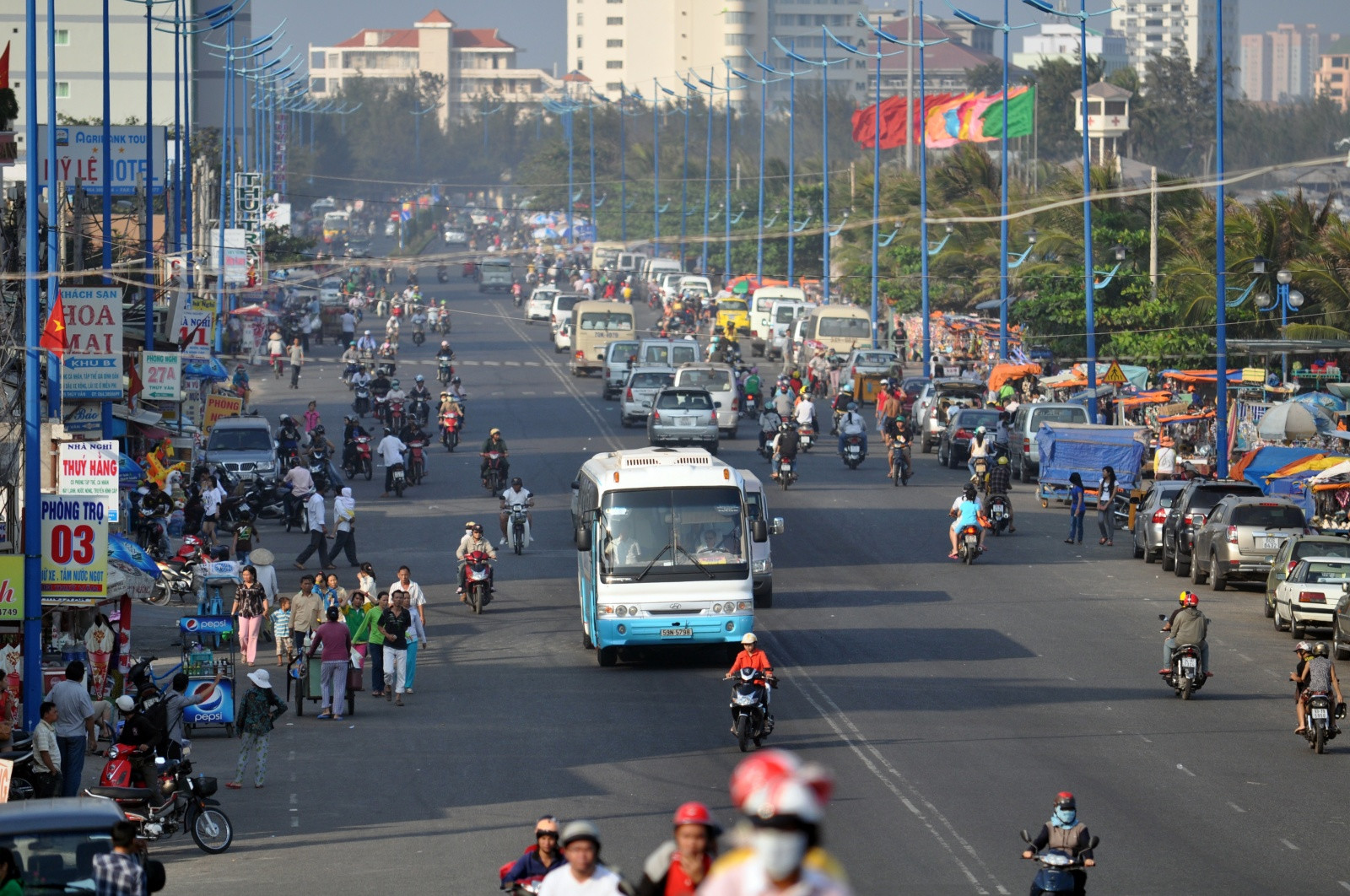 Скутеров много на улицах, как и везде во Вьетнаме впрочем – фотографии Вьетнама