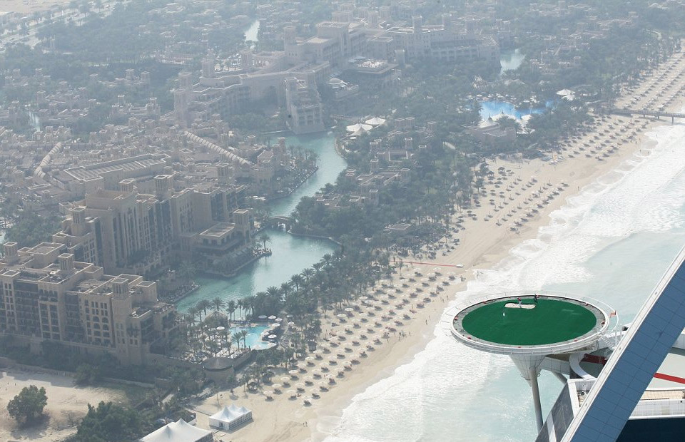 Гольф на вертолетной площадке отеля Бурдж-эль-Араб в Дубае – фотографии ОАЭ