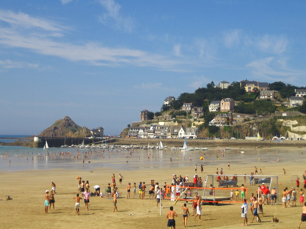 Люди на пляже в Пленеф-Валь-Андре, Франция. Фото 1 – фотографии Франции