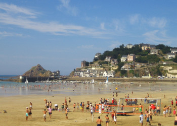 Люди на пляже в Пленеф-Валь-Андре, Франция. Фото 1 – фотографии Франции