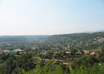 Панорамный вид в Сен Поль де Ванс, Франция – фотографии Франции