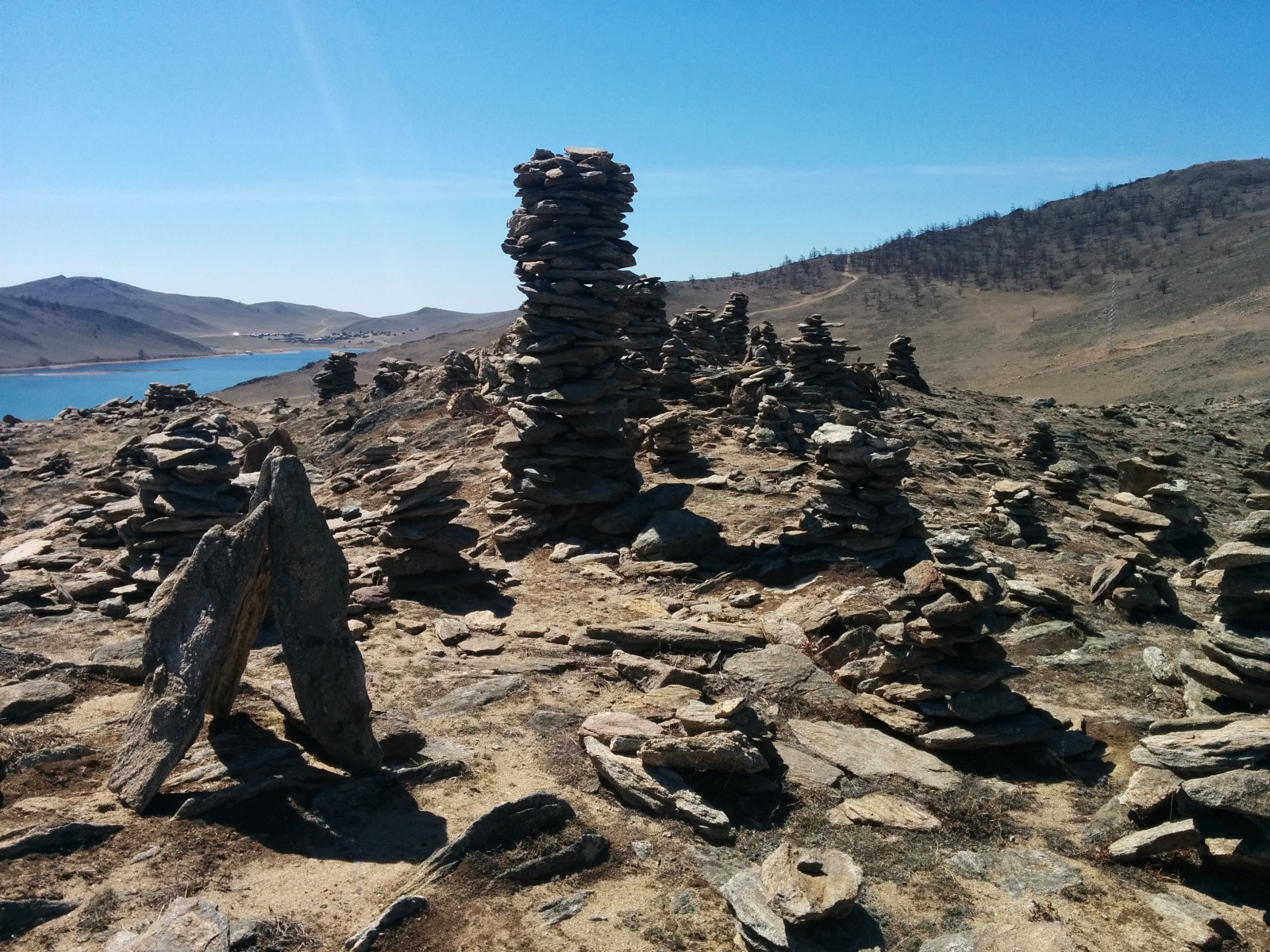 Кучки из камней, сложенные туристами, Сахюрта – фотографии России