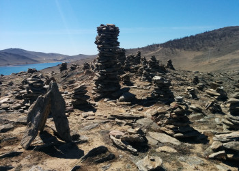 Кучки из камней, сложенные туристами, Сахюрта – фотографии России