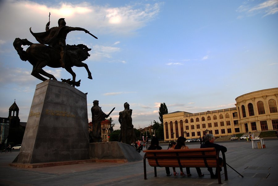 Памятник Вардану Мамиконяну в Гюмри, Армения – фотографии Армении