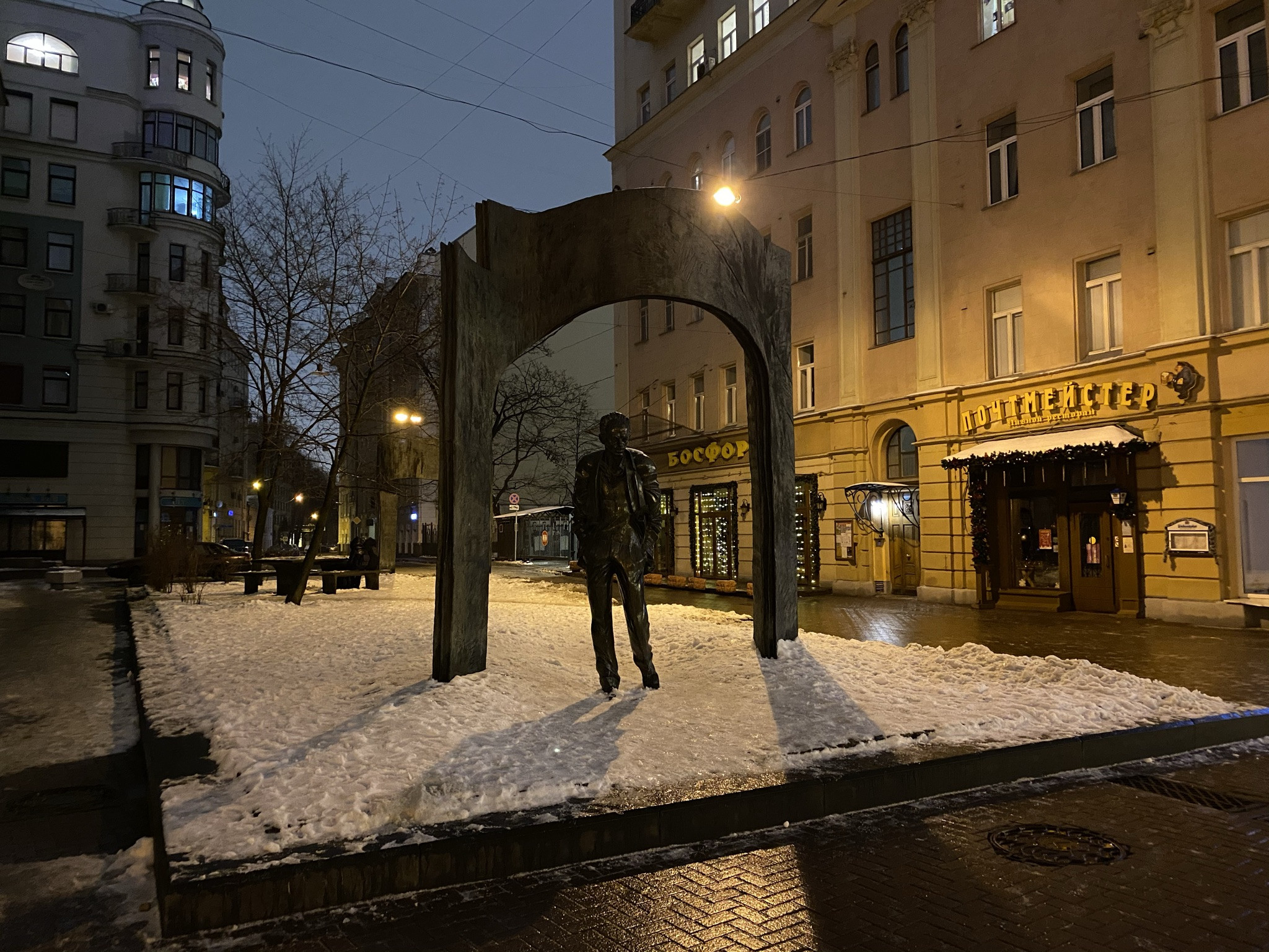 Старый Арбат ночью зимой, памятник – фотографии России