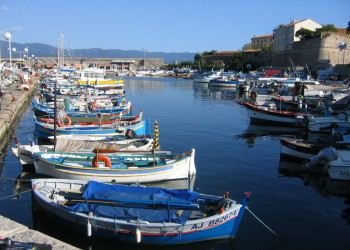 Лодки и парусники в Аяччо, Франция – фотографии Франции