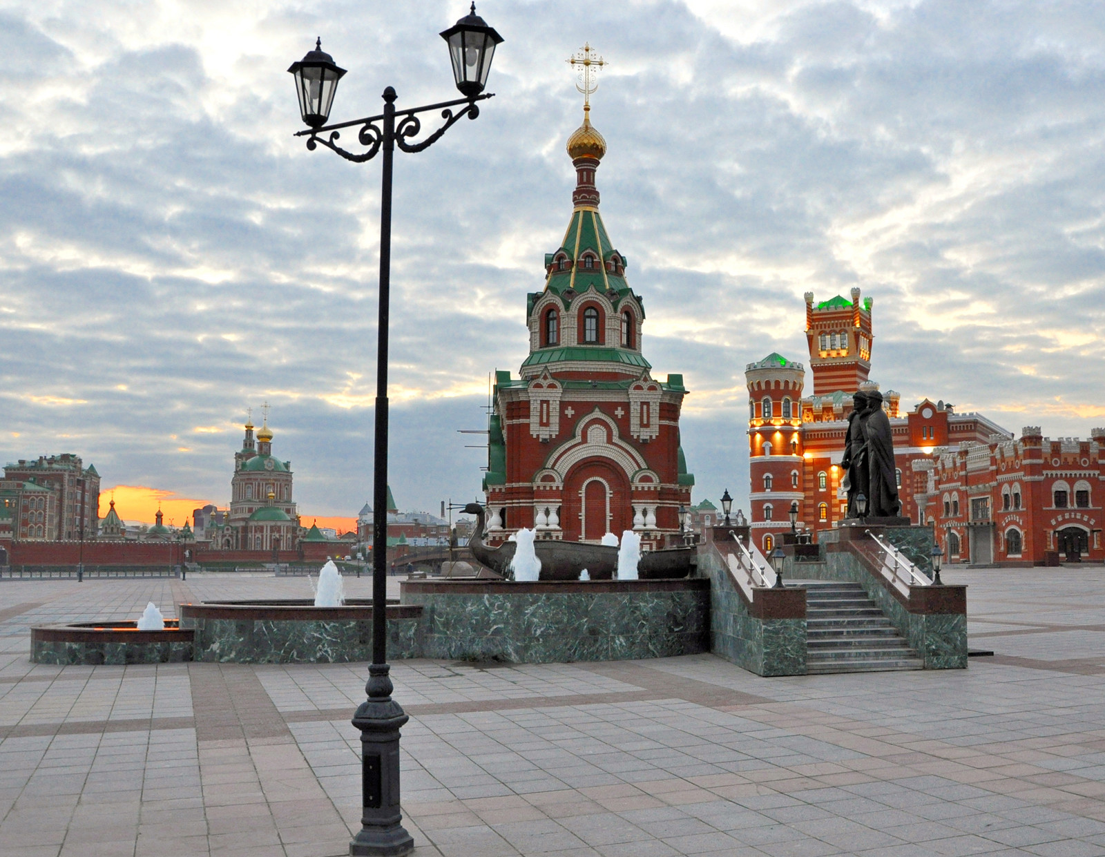 Патриаршая площадь, набережная левого берега Кокшаги – фотографии России