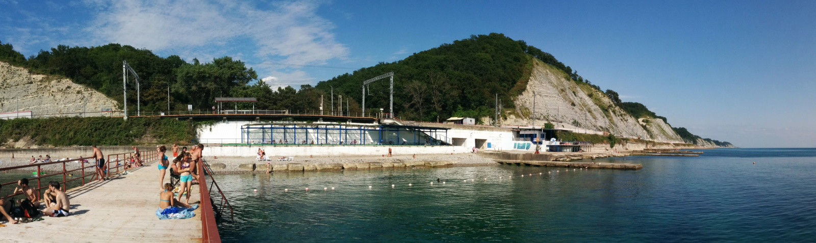 Вдоль побережья проходит железная дорога, посёлок Южный. Фото – фотографии России