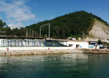 Вдоль побережья проходит железная дорога, посёлок Южный. Фото – фотографии России