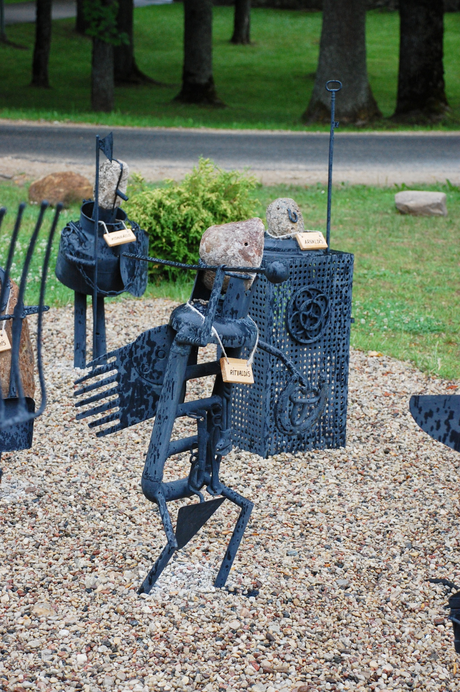 Интересные скульптурки – фотографии Латвии