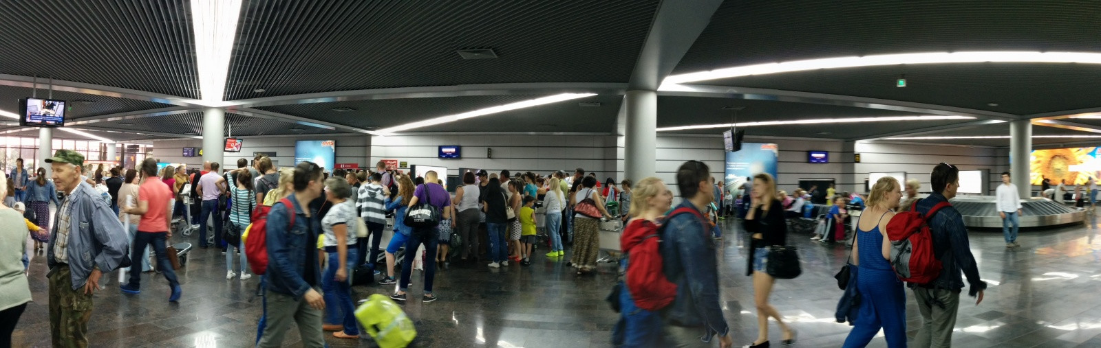 Зона прилёта, получение багажа, аэропорт Сочи – фотографии России